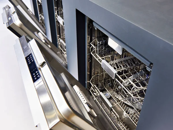 Современные посудомоечные машины выставлены в магазине Лицензионные Стоковые Изображения