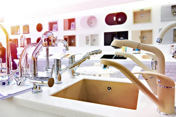 Exhibition of kitchen sinks and taps in store — Stock Photo, Image