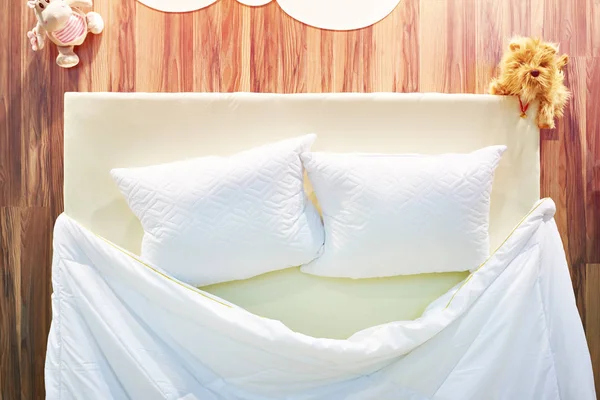 Kissen und Decke auf dem Bett — Stockfoto