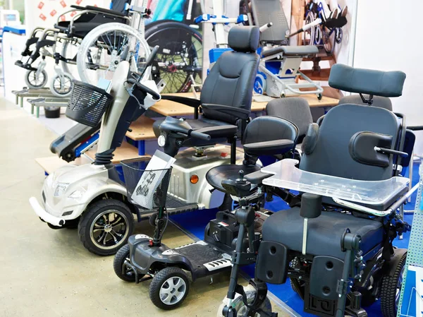 Sillas de ruedas con motor eléctrico en la tienda — Foto de Stock