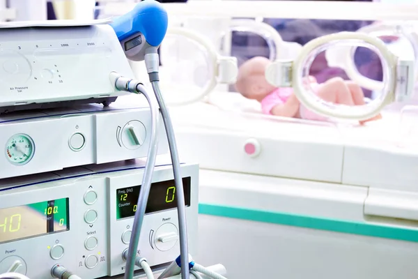 Medicinsk utrustning och baby i inkubator — Stockfoto