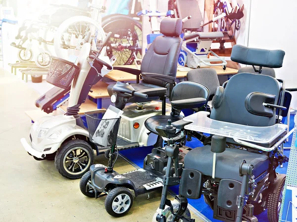 Sillas de ruedas con motor eléctrico en la tienda — Foto de Stock
