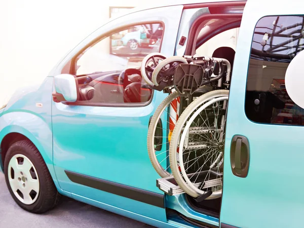 Silla de ruedas plegada en coche — Foto de Stock