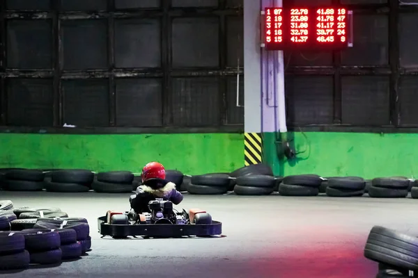 Crianças corrida de kart — Fotografia de Stock
