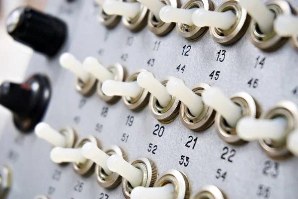 Mechanische schakelingen op een oud elektrisch apparaat — Stockfoto