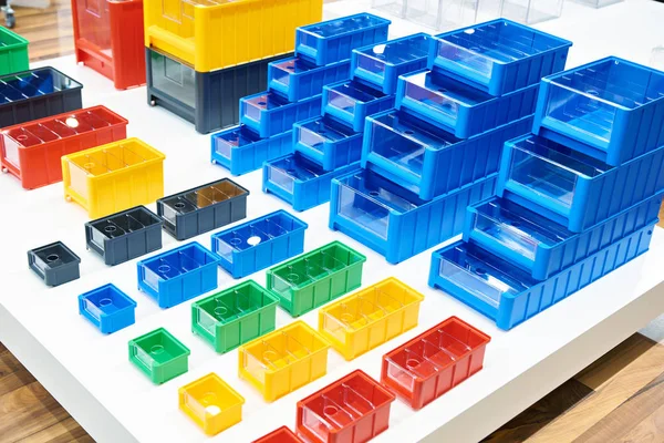 Scatole di plastica a colori in ferramenta — Foto Stock