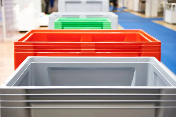 Färg plast lådor i järn affär — Stockfoto