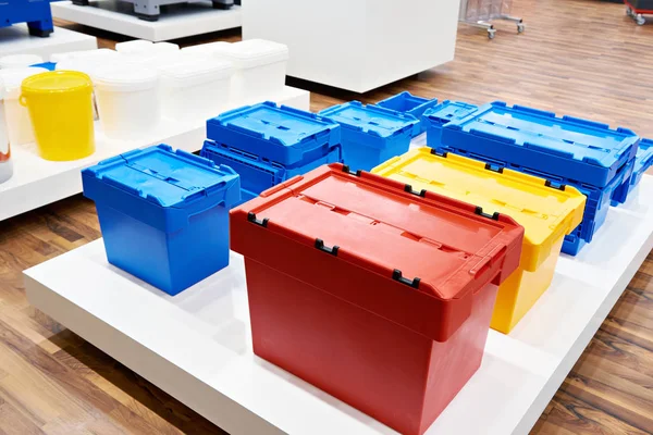 Kolorowe plastikowe pudełka w sklepie sprzętowym — Zdjęcie stockowe