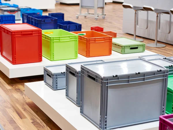 Cajas de plástico de color en ferretería — Foto de Stock