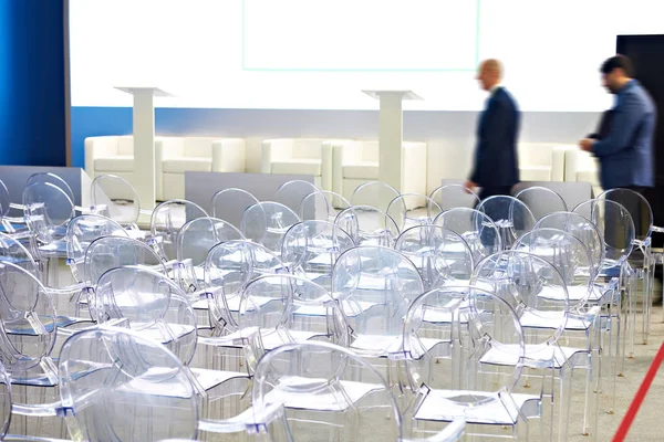 Sedie in plastica trasparente in sala conferenze — Foto Stock