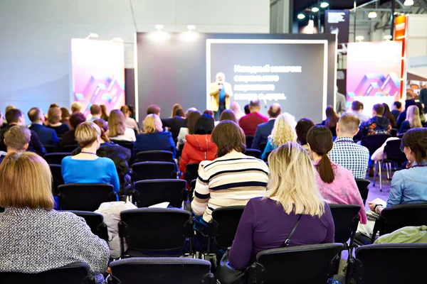 Persone sulla formazione lezione alla conferenza di business — Foto Stock