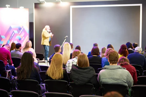 Menschen auf Schulung Vortrag auf Business-Konferenz — Stockfoto