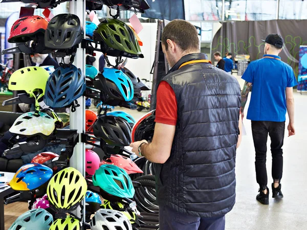 Man koper kiest veiligheidshelm voor fietsen — Stockfoto
