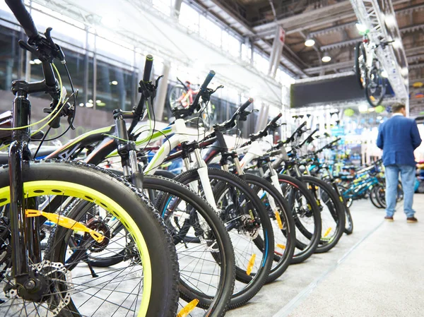 VTT modernes dans le magasin de sport — Photo