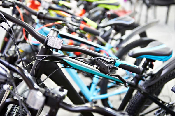Горные велосипеды в спортивном магазине — стоковое фото