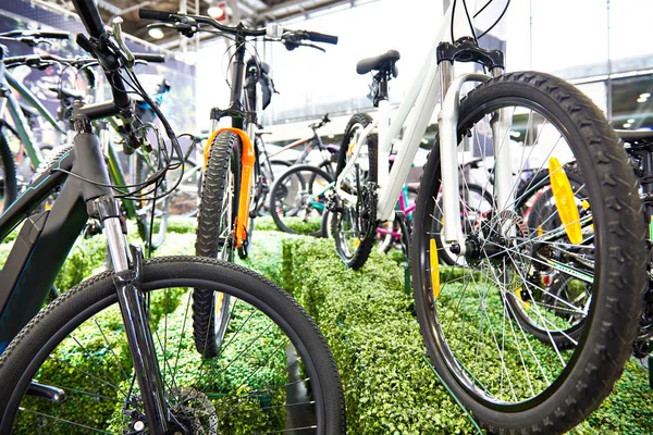 Bicicletas modernas na loja — Fotografia de Stock