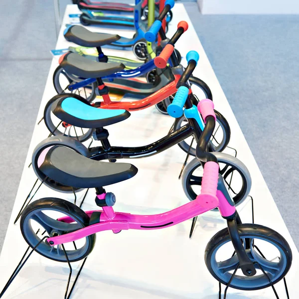 Bicicleta de equilibrio o bicicleta de carrera en tienda — Foto de Stock
