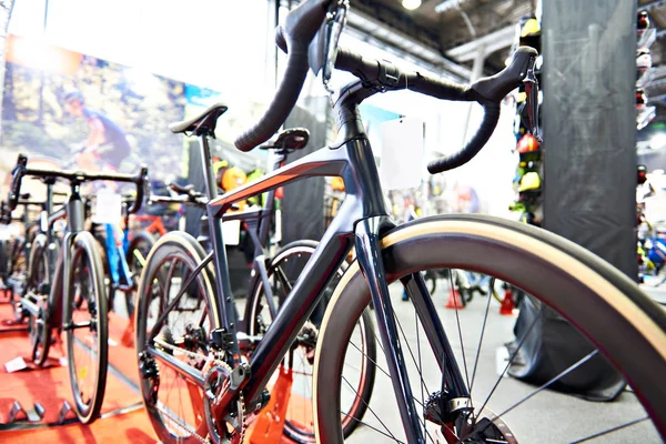 Гоночный велосипед в магазине — стоковое фото