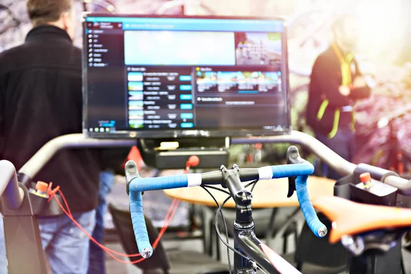 Monitor standaard voor het controleren van de racefiets — Stockfoto