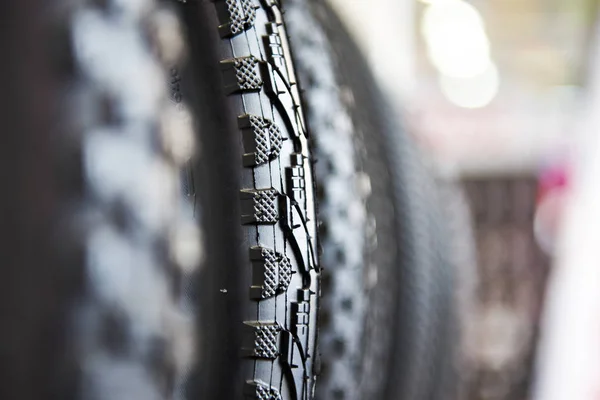 Tread pattern bicycle tires