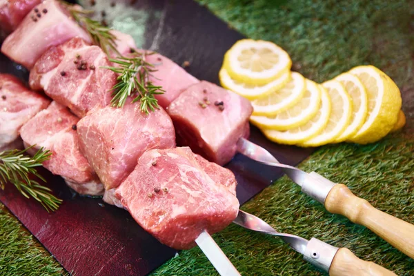 М'ясо шашлику на шампурі — стокове фото
