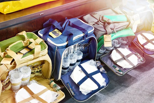Picknick tassen met gerechten in de winkel — Stockfoto