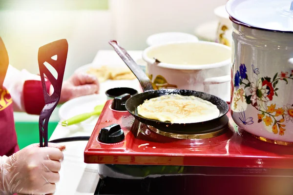 Cooking pancakes on stove — Stock Photo, Image