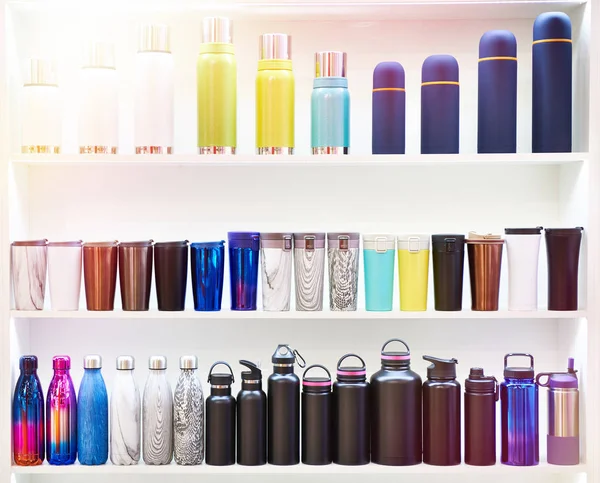 Färgade Vakuumkolvar och kopp i butik — Stockfoto