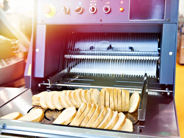Pan rebanado en la máquina de corte — Foto de Stock