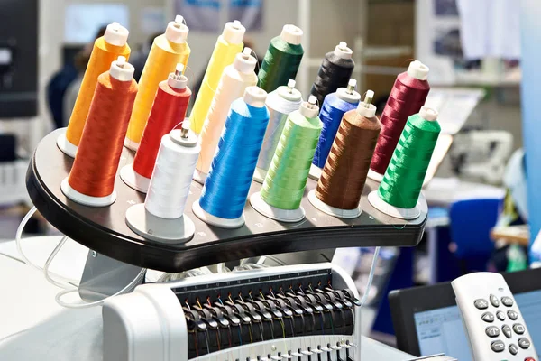 Szpulki z kolorowych nici dla przemysłu włókienniczego — Zdjęcie stockowe
