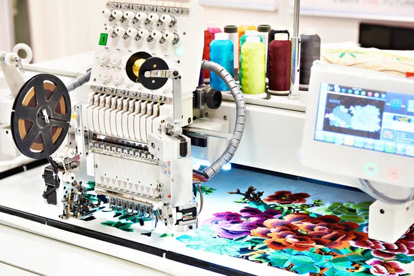 Przemysłowe maszyny do haftowania — Zdjęcie stockowe