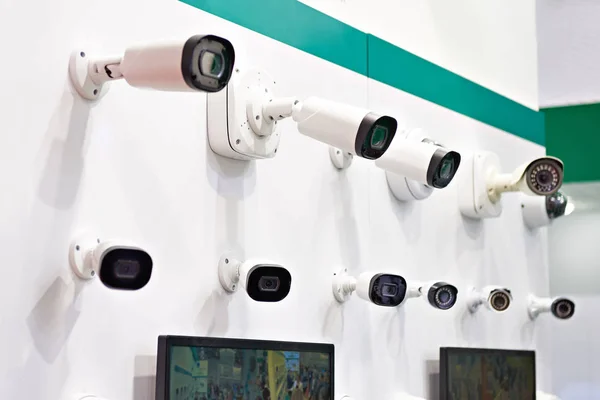 CCTV камери на стіні — стокове фото