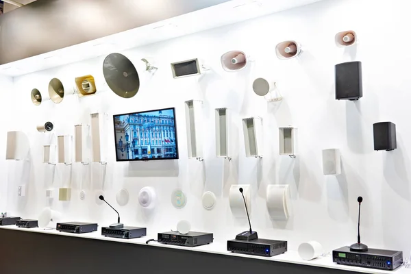 Электронные системы акустического оповещения в магазине — стоковое фото