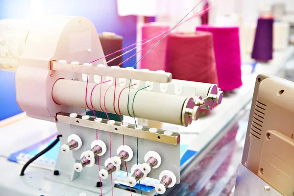 Tekstil fabrikasında endüstriyel dikiş makinesi — Stok fotoğraf