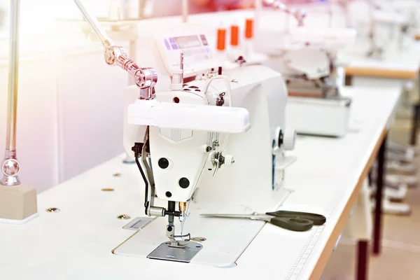 Máquina de costura em oficina — Fotografia de Stock
