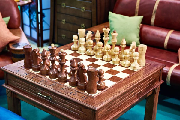 Schach auf altem Holztisch — Stockfoto