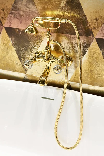 Eau du robinet dorée avec douche — Photo