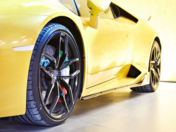 Yellow sports car — Stock Photo, Image