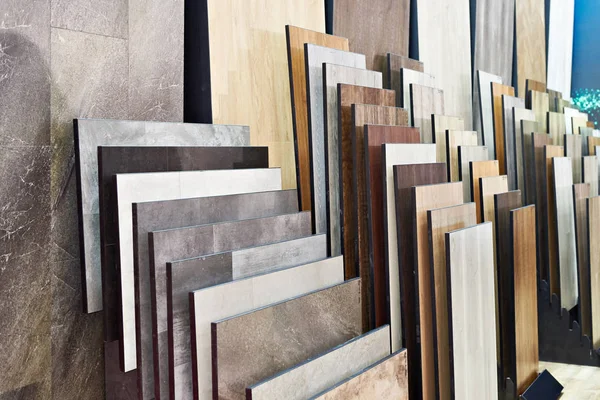 Painéis de madeira no chão e paredes na loja — Fotografia de Stock