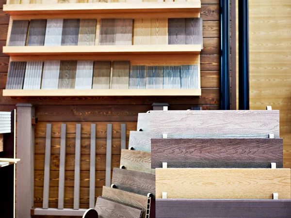 Holzplatten am Boden und an den Wänden im Geschäft — Stockfoto