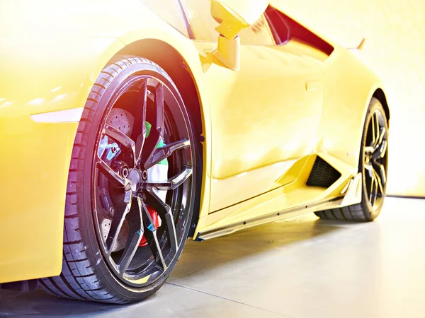 Yellow sports car — Stock Photo, Image