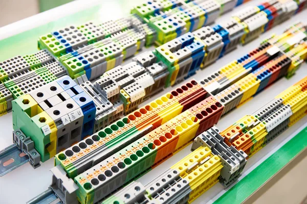 Din rail terminal block für elektrische Steckverbinder — Stockfoto