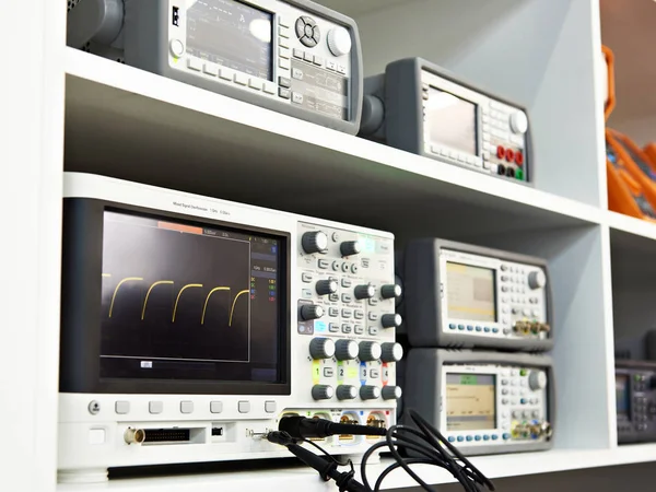 Osciloscopio moderno de señal mixta — Foto de Stock