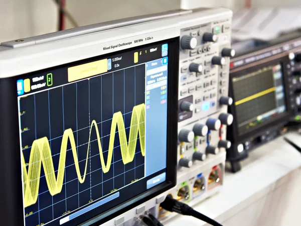 Oscilloscope moderne à signal mixte — Photo