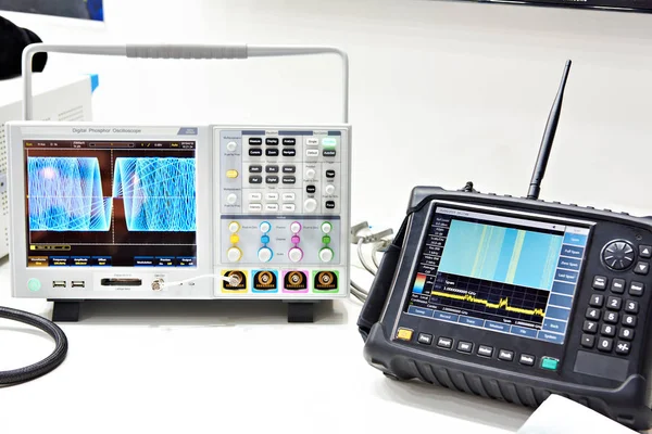 Digitalt oscilloskop och spektrumanalysator — Stockfoto