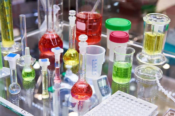 Fascette per laboratorio chimico con liquido colorato — Foto Stock