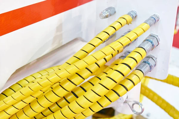 Gele slangen hydraulisch systeem — Stockfoto
