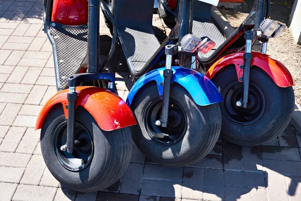 Alquiler de scooters eléctricos en parking —  Fotos de Stock