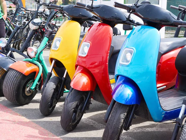 Электрические скутеры в аренду на парковке — стоковое фото