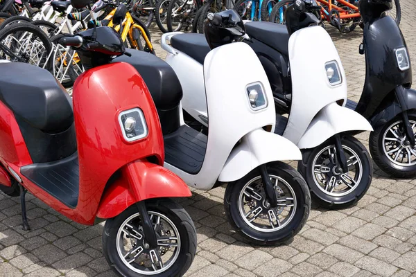 Alquiler de scooters eléctricos en parking —  Fotos de Stock